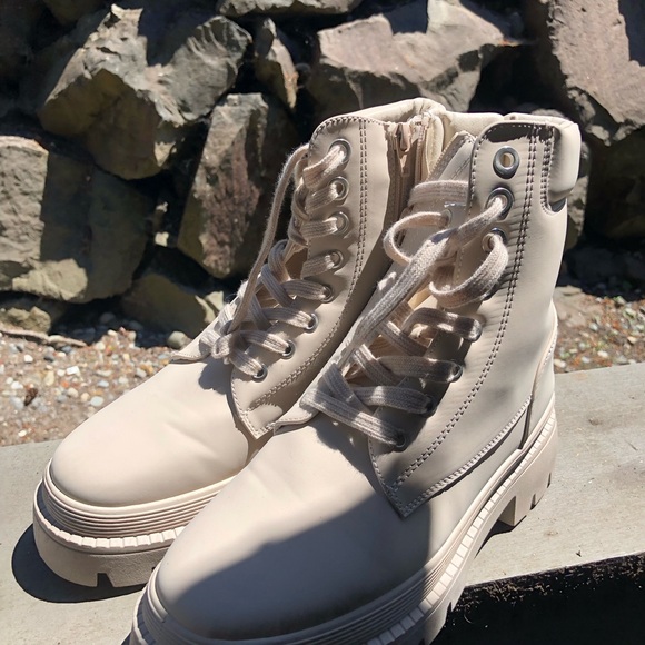 Shodazzel Tevos Women’s Cream Patent Leather Chunky Combat Boot Size 8.5 - Picture 3 of 12